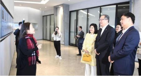 浙江省僑商會(huì )“訪(fǎng)僑企送服務(wù)”團來(lái)南宫28指導工作